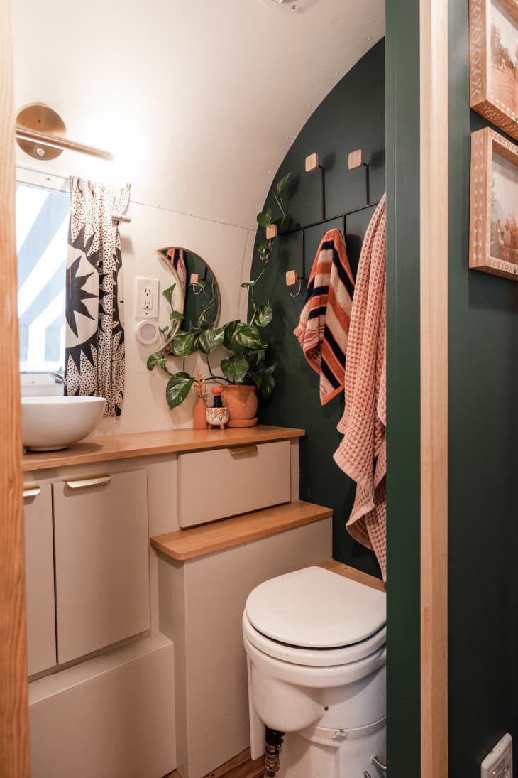 Bathroom storage for online towels